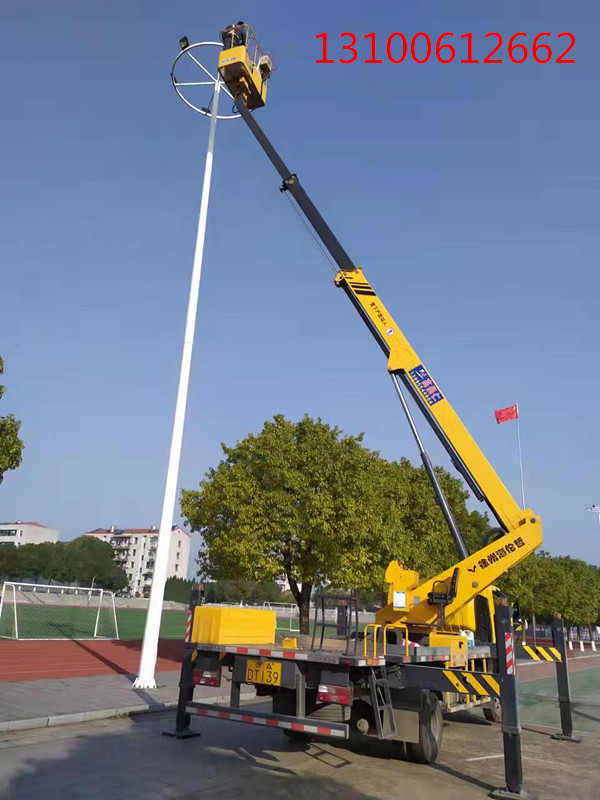 輕型伸縮臂高空車更換照明路燈施工現(xiàn)場，效率高