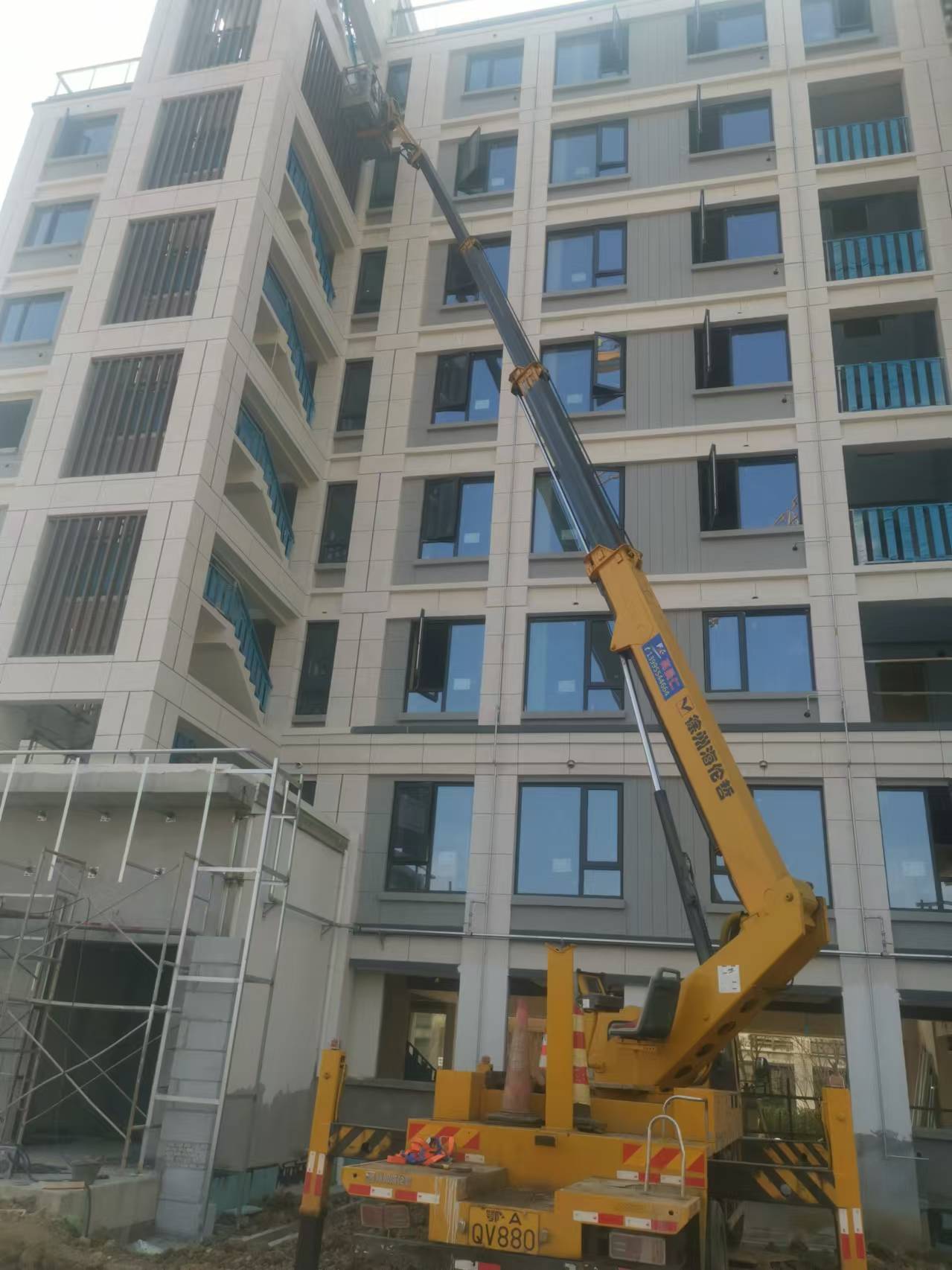 伸縮臂高空車載人高空作業(yè)現(xiàn)場